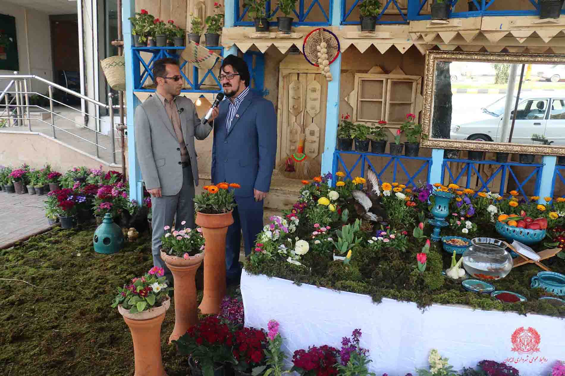استقبال شهردار لاهيجان از گردشگران نوروزي